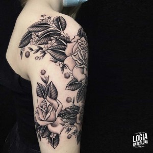tatuaje_brazos_tradicional_flores_logiabarcelona_laia_desole